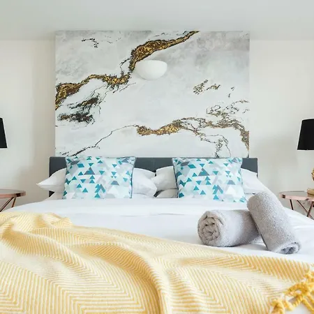 The Clifton Jewel - Trendy 4bdr In
