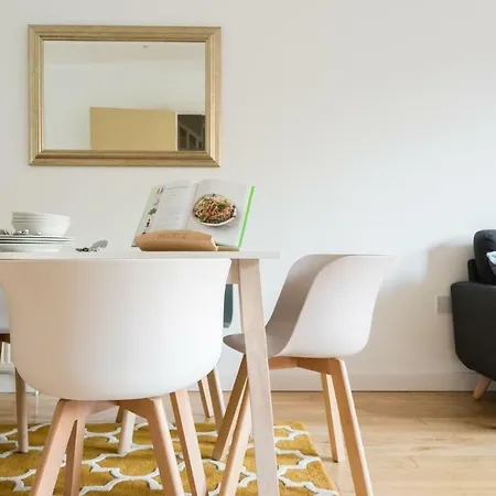 The Clifton Jewel - Trendy 4bdr In